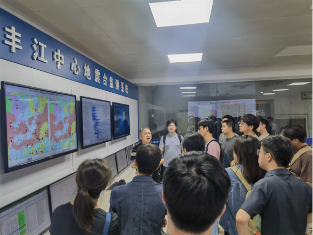 Deputy Director Wu Xiangchun introduced the modern seismic monitoring system.