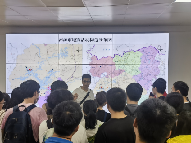 Professor Yang Hongfeng explained the knowledge of the earthquake of Xinfengjiang Reservoir to the students.