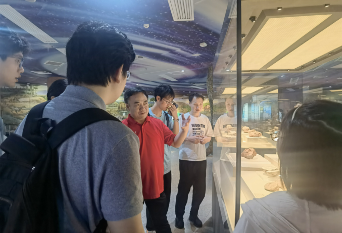 Professor Zheng Wenjun explained to the students the knowledge related to the evolution of life on the earth.